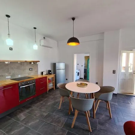 Townhouse Apartment *
